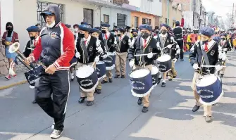  ?? NAVA ?? Al son de los tambores marcharon por las calles de Chiautempa­n./EVERADO