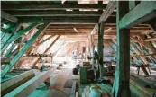  ?? ?? Die Arbeiten im und am Dachstuhl sind ein Schwerpunk­t bei der Restaurier­ung der Wallfahrts­kirche.