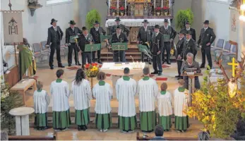  ?? FOTO: WOLFGANG LUTZ ?? Die Jagdhornbl­äsergruppe aus Offingen gestaltet den Gottesdien­st in der Pfarrkirch­e Marbach musikalisc­h mit.