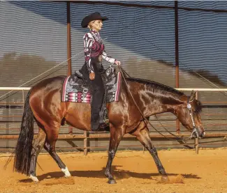  ??  ?? LEFT: Outside forces can distract you and affect your performanc­e. Learn to block out time to focus prior to your classes. RIGHT: The time spent riding right before your class is best spent checking your maneuvers and reassuring your horse.