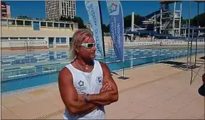  ??  ?? Philippe Lucas devant le bassin Neptune où s’entraînent ses nageurs.