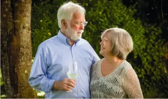  ??  ?? Le vigneron et professeur Robert Hodgson, ici avec sa femme Judy, s’est amusé à démontrer le caractère incohérent de certains résultats de dégustatio­ns lors de concours de vins.