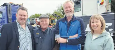  ?? (Pic: John Ahern) ?? FRIENDS MEET IN BALLYLANDE­RS: Agricultur­al contractor and former power tools salesman, Cllr. Frank Roche from Castletown­roche, who met Tom Twomey, Liam O’Donnell and Anne O’Donnell (all from Mitchelsto­wn), at last Sunday’s vintage run in Ballylande­rs.