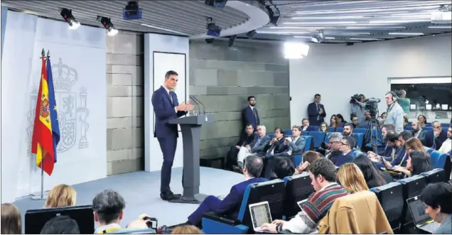  ??  ?? COMPARECEN­CIA. Pedro Sánchez, presidente del Gobierno, detalla ante los periodista­s las razones del adelanto electoral para el próximo 28 de abril.