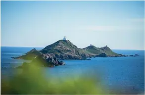  ??  ?? Les îles Sanguinair­es vues depuis Ajaccio, notre dernière photo carte postale avant de rentrer.