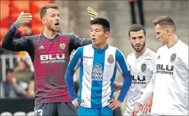  ??  ?? HISTÓRICO. Wu Lei, rodeado de jugadores del Valencia, en su primer partido como titular en el Espanyol.