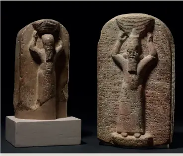  ??  ?? ESTELA de Asurbaniba­l (dcha.) con inscripcio­nes en cuneiforme. Babilonia, Irak, 668-665 a. C. A la izqda., estela de Shamash-shum-ukin. Borsippa, 668-665 a. C. © The Trustees of the British Museum.