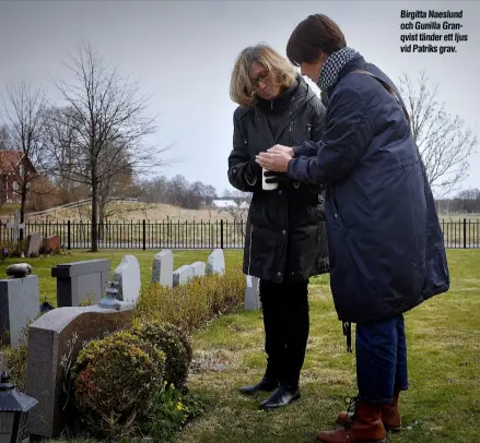  ??  ?? Birgitta Naeslund och Gunilla Granqvist tänder ett ljus vid Patriks grav.