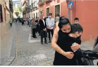  ?? JUAN CARLOS MUÑOZ ?? Numerosas personas hacen cola para entrar en la parroquia de San Bernardo.