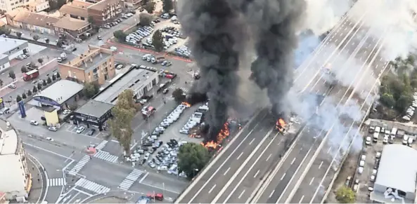  ??  ?? Un camión cisterna cargado de material inflamable estalló en una carretera en las afueras de la ciudad de Bolonia, al norte-centro de Italia, informaron ayer los bomberos a través de Twitter.