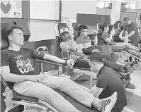  ??  ?? AKTIVITI MURNI: Antara peserta kempen derma darah anjuran SOPB.