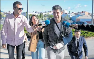  ?? ?? Albert Luque, director de la Selección española, a su llegada ayer a los juzgados de Tarrassa.