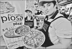  ??  ?? The staff of Piosa proudly displaying their Piosa Japanese pizzas.