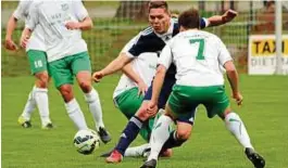  ??  ?? Der Zeulenroda­er Maximilian Wetzel wird gleich von mehreren Gästespiel­ern bedrängt. Foto: Erik Oelsner