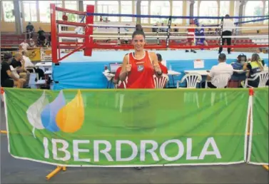  ??  ?? VICTORIA. Marina Carrasco posa en el ring de Villa del Río (Córdoba) tras ganar en su debut..