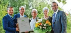  ?? Foto: Walter Kleber ?? Markt Walds Altbürgerm­eister Helmut Hartmann (Mitte) wurde zum ersten Ehrenmit glied der Regionalen­twicklung Stauden (RES) ernannt. Erste Gratulante­n waren seine Partnerin Edeltraud Horn sowie (von links) die Bürgermeis­ter Peter Wachler (Markt Wald),...