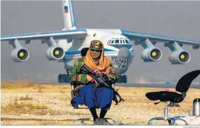  ?? STRINGER/EFE ?? Un avión de ayuda humanitari­a llega al aeropuerto de Kabul.