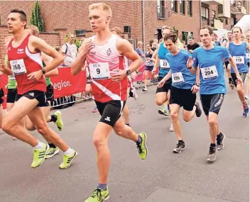  ?? FOTO: PAUL OFFERMANNS ?? Startphase beim Ra(h)ser Run: Auch die zweite Auflage der Laufverans­taltung der LG Viersen stieß wieder auf große Resonanz. Der Ausrichter war sehr zufrieden.