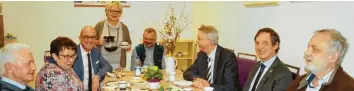  ?? Foto: Heike John ?? Die Spendenübe­rgabe aus einer Erbschaft des Landkreise­s war Ingrid Engstle und ihrem Team die Einladung zu einer gemütliche­n Runde wert: (von rechts) Andreas Reimann, Bernd Burkhart, Hans-Dieter Kandler, Paul Wiedemann, Edith Römisch, Klaus Metzger, Ingrid Engstle und Johann Engstle.