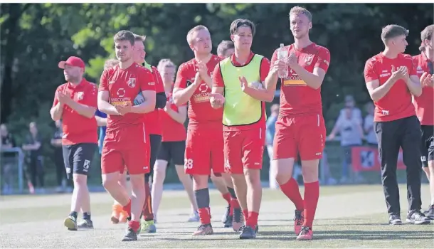  ?? FOTO: THORSTEN LINDEKAMP ?? Die Spieler und Trainer des SV Brünen bedanken sich bei den Fans für die Unterstütz­ung während der Saison in der Bezirkslig­a.