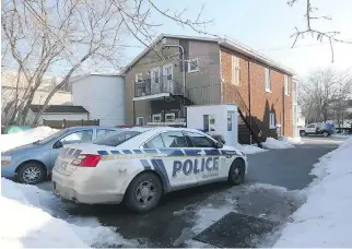  ?? TONY CALDWELL ?? A friend discovered the bodies when she went to check on the couple’s child in a second-floor apartment in this building on Rue Bégin in Gatineau.