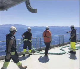  ??  ?? Les marins préparent les bouts, ces grosses cordes qui serviront à remorquer le caissonnie­r jusqu’à sa destinatio­n finale, sur le port de Marseille.