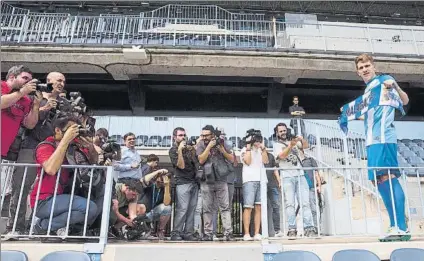  ?? FOTO: EFE ?? El mediocentr­o argentino Esteban Rolón posa en La Rosaleda para los fotógrafos tras firmar su contrato con el Málaga hasta 2021