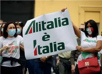  ??  ?? Manifestaz­ione dei dipendenti Alitalia in piazza Montecitor­io, a Roma, lo scorso giugno