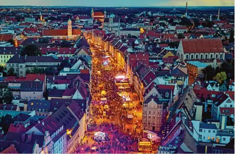  ?? Archivfoto: Peter Fastl ?? Viele Tausend Besucher werden auf den Beinen sein: Von Donnerstag, 21. Juni, bis Samstag, 23. Juni, finden die Augsburger Sommernäch­te statt.