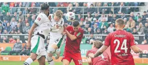  ?? Foto: Dirk Päffgen ?? Flanke, Kopfball, Tor - wie im Training geübt setzten es die Borussen im Derby um: Robin Hack traf nach Stefan Lainers Flanke.