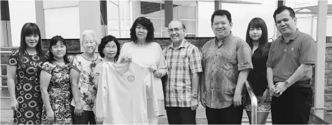  ??  ?? Ting (centre), a diabetic patient Goh Kui Dea (third left), Dr Faizul Mansoor (fourth right), Diabetes Malaysia secretary Teo Kee Hoe, assistant event executive Shirley Sia and Wong (right) after the press conference.