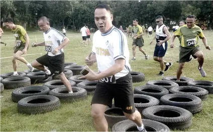  ?? SUNSTAR FOTO / ARNI ACLAO ?? NOT YOUR USUAL RUN. Participan­ts of the Bayani Run had to go through an obstacle course in their five-kilometer race yesterday.