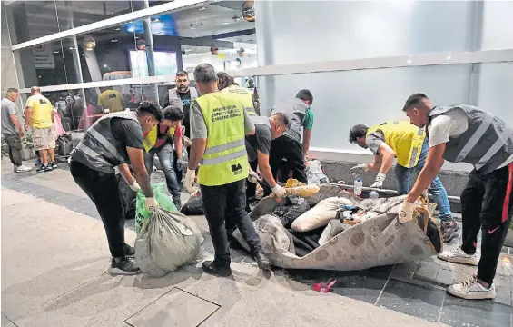  ?? TÉLAM ?? Fin del acampe. La mayoría de las personas dijo que tenía vivienda en el Conurbano y se volvió, mientras que ocho fueron a paradores.