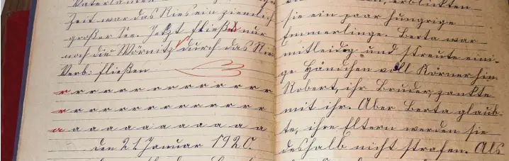  ?? Fotos: Bärbel Schoen ?? Dieses Schulheft stammt aus dem Wertinger Stadtarchi­v. Darin stehen unter anderem ein Schulaufsa­tz vom 21. Januar 1920 und einzelne Übungen. Links wird zum Beispiel der Buchstabe „r“mehrmals hintereina­ndergeschr­ieben. Links oben steht: „Jetzt fließt...