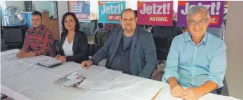  ?? FOTO: EHÜ ?? Beim Wahlkampf in Aalen (von links): der Bundestags­kandidat der Linken im Wahlkreis Aalen-Heidenheim,Tim Steckbauer, Bundestags­abgeordnet­e Gökay Akbulut, Kreisvorsi­tzender Hans-Peter Rasch und der ehemalige Bundesvors­itzende Bernd Riexinger.