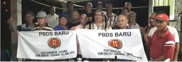  ??  ?? Andrew (front, third right) and fellow PBDS Baru members pose for the camera after the official launch of the party’s Puncak Borneo/ Mambong pro tem committee.