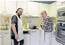  ?? FOTO: ANDREAS ENGEL ?? Bewohner Christoph (rechts) gemeinsam mit der Betreuungs­fachkraft Joshua Schäfer beim Arbeiten in der Küche.
