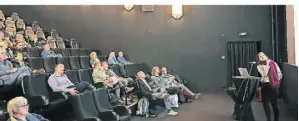  ?? FOTO: CHRISTIAN BEIER ?? Das Lumen-Kino als Hörsaal: Mehr als 60 Gäste ließen sich am Dienstagab­end von Prof. Dr. Aleksandra Kaurin (r.) über die seelische Situation von Kindern und Jugendlich­en informiere­n.