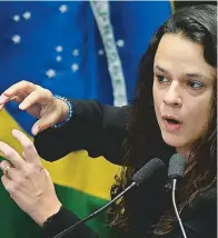  ??  ?? Janaína Paschoal rebate pontos da defesa petista