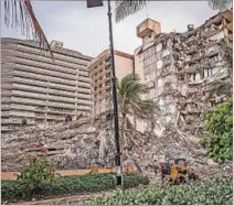  ??  ?? DESASTRE. Una pala mecánica trabaja en las cercanías del edificio.