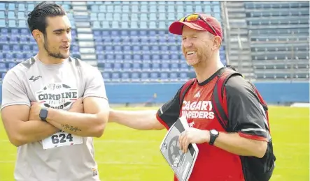  ?? DAN BARNES ?? Wide receiver Humberto Noriega chats with Calgary Stampeders head coach Dave Dickenson during the CFL combine held over the weekend in Mexico City.