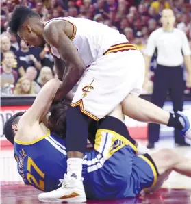  ?? AP FOTO ?? LET’S GET PHYSICAL. Zaza Pachulia of Golden State tangles with Iman Shumpert of Cleveland in Game 4 of the NBA finals.
