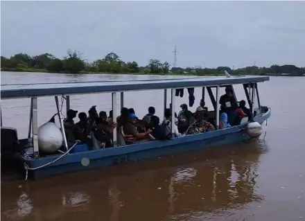  ?? REINER MONTERO ?? Un grupo de personas, entre ellas don Carlos Vílchez, fueron trasladada­s desde barra del Colorado, en Limón, hasta puerto Lindo, en Pococí, de la misma provincia.