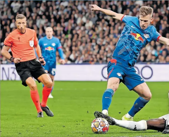  ?? ?? Rüdiger y Nacho se lanzan a ras de césped para intentar frenar un ataque de Dani Olmo, que estuvo espléndido.