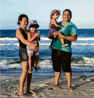  ?? Marlene Bergamo/Folhapress ?? Débora e Diego com Maria Ysadora e Maria Ysabelle na praia pela 1ª vez