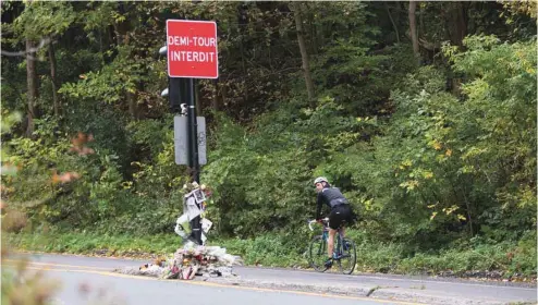  ?? ANNIK MH DE CARUFEL LE DEVOIR ?? La Ville a fait installer des panneaux signalant l’interdicti­on d’effectuer des demi-tours sur la voie Camilien-Houde, à l’endroit où un jeune homme de 18 ans a été frappé par un automobili­ste le 4 octobre dernier.