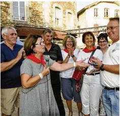  ??  ?? La fête a débuté avec la remise des clés de la ville à Serge Bruel, président du comité des fêtes de Maurs