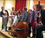  ??  ?? Der Kinderzeic­henkurs besuchte ein Konzert der Musiker, wo erste Skizzen entstanden. Foto: Jana Groß