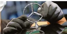  ?? FOTO: SCHRADER/AP PHOTO ?? Die Kernmarke Mercedes-Benz soll nach dem Willen des Daimler-Vorstandsc­hefs Olla Källenius wieder auf Luxus ausgericht­et werden.