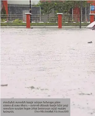  ?? (Foto Nik Abdullah Nik Omar/bh) ?? Penduduk meredah banjir selepas beberapa jalan utama di Kota Bharu - Ketereh dilanda banjir kilat pagi semalam susulan hujan lebat berterusan sejak malam kelmarin.